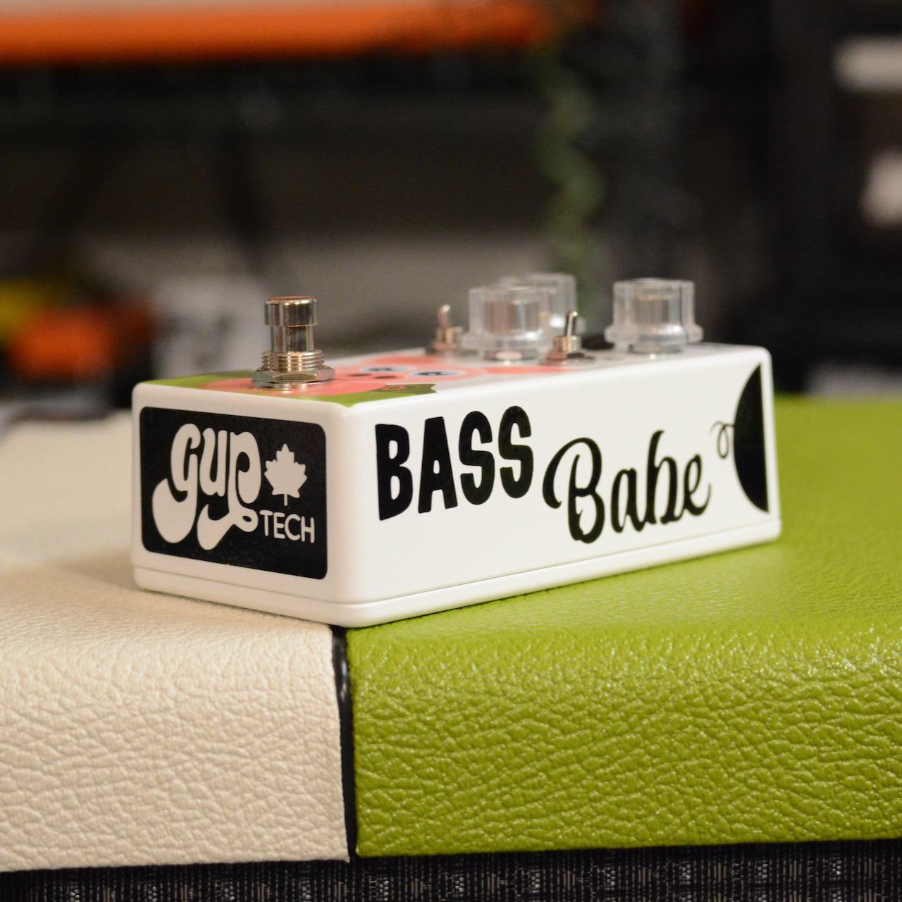 Bass Babe - Bass synth Pedal White, Side Logo