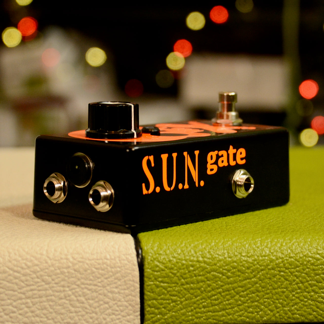 SUN Noise Gate 4 Cable orange on black, side